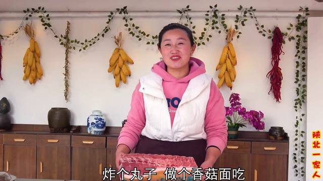 和老同学跨年大聚餐！鸡鸭鱼肉满满一大桌，二十年同学们热热闹闹吃的真香！【陕北改艳】 смотреть онлайн