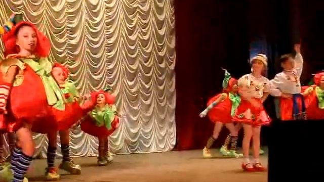 Артисты народного театра танца «Золушка» дали красочный бал смотреть онлайн