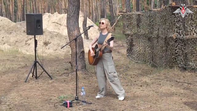 Юта выступила с концертом для десантников в зоне спецоперации На импровизированной сцене в районе в смотреть онлайн