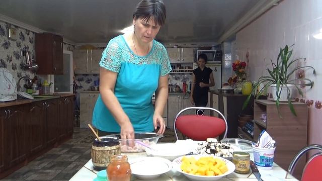 На улице скучно. Нашли развлечение на кухне.