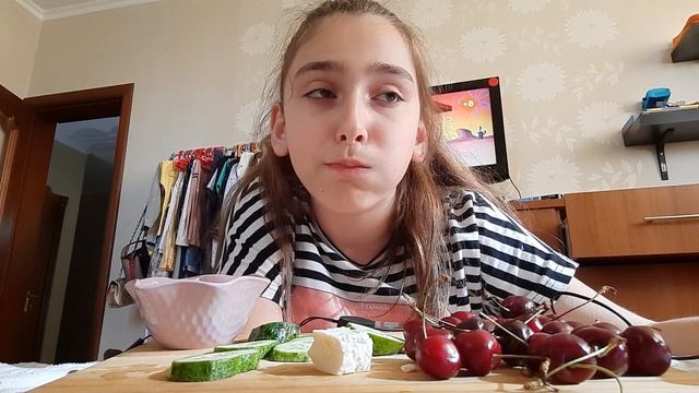 !!! МОЙ ПЕРВЫЙ МУКБАНГ!! Огурчики,Сыр,Черешня? смотреть онлайн