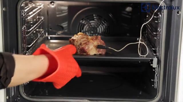 Духовой шкаф с подачей пара и пиролизом Electrolux EOC 96851 AX