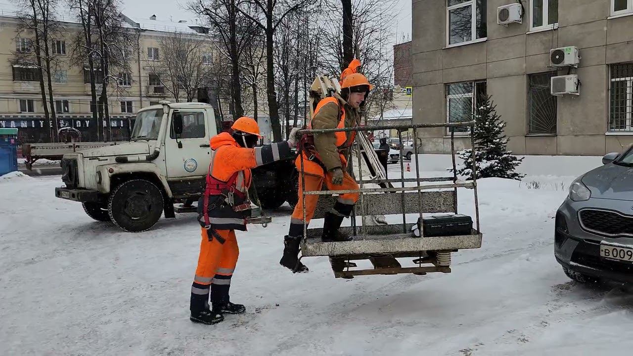 26 12 2023г Электромонтёры АО ЯрГЭТ на бесплатной шабашке в ДГХ мэрии г.Ярославля. смотреть онлайн