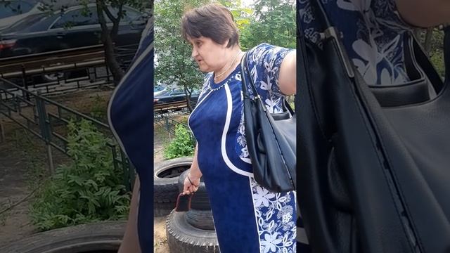 Злая бабка не разрешает гулять на детской площадке !!! смотреть онлайн