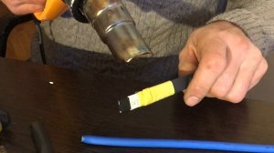 Клеевая термоусадка саморегулирующего кабеля для гидроизоляции конца кабеля.