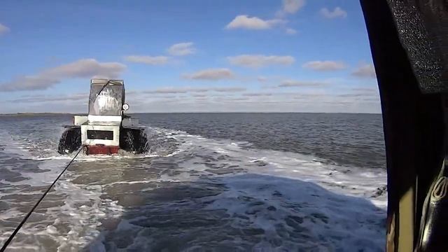 Вездеход Макси РомБ плывёт по устью местной реки а дальше море смотреть онлайн