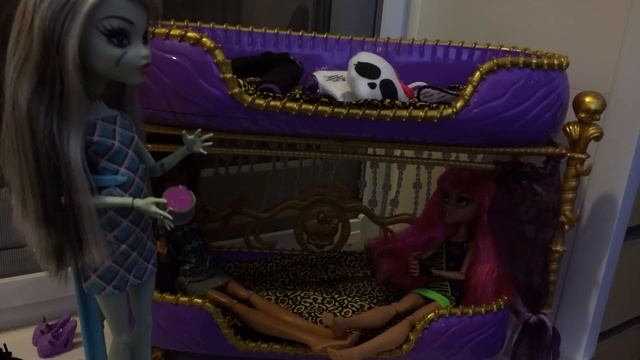 Cериал Monster High #2 //"Нежданные гости" // STOP MOTION смотреть онлайн