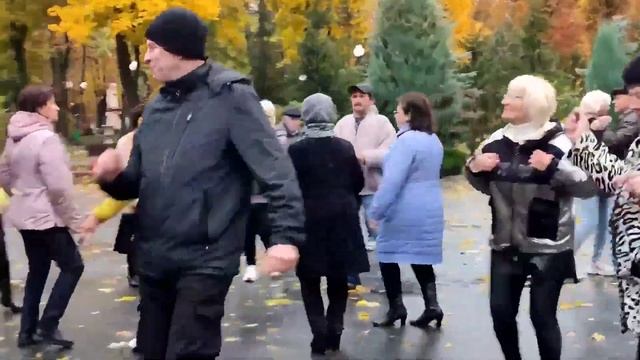 ЛИСТЬЯ ЖЁЛТЫЕ НАД ГОРОДОМ КРУЖАТСЯ! ТАНЦЫ ХАРЬКОВ УКРАИНА НОЯБРЬ 2023 #kharkiv #dance смотреть онлайн