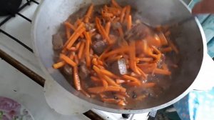 Узбекский плов в казане на газовой плите