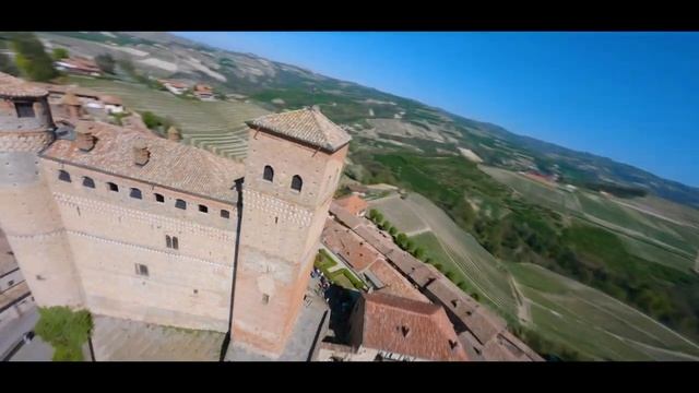 FPV drone exploring Serralunga d'Alba | FPVFlow through Langhe vineyards смотреть онлайн