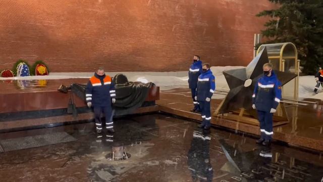 В Москве провели профилактику Вечного огня смотреть онлайн