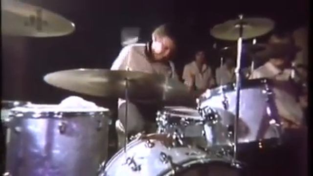 Buddy Rich on why he doesn't use match grip but in reverse.... смотреть онлайн
