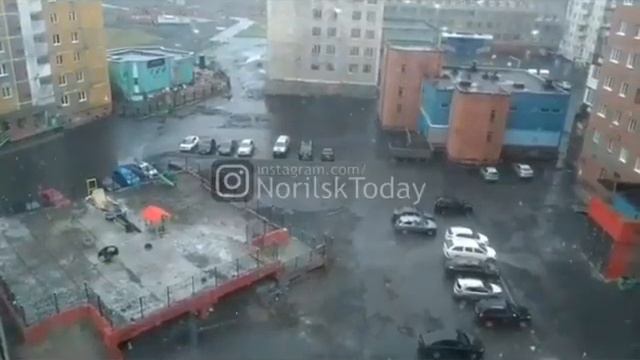 В Норильске выпал снег. В России снегопад летом Snow fell in Norilsk. Snowfall in summer смотреть онлайн