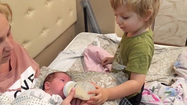 Как малыш Ян кормит грудничка из бутылочки. смотреть онлайн