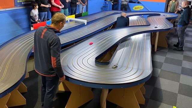 The first race at Pendle Slot Racing Club for my RevoSlot Porsche 911 GT2 model car смотреть онлайн