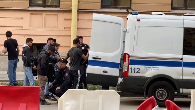 Возле особняка Салтыковой в Петербурге начались задержания