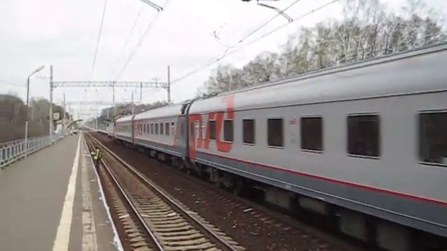Электровоз ЭП10-003 (ТЧЭ-6) со скорым фирм. поездом "Буревестник" №154Г Нижний Новгород - Москва. смотреть онлайн