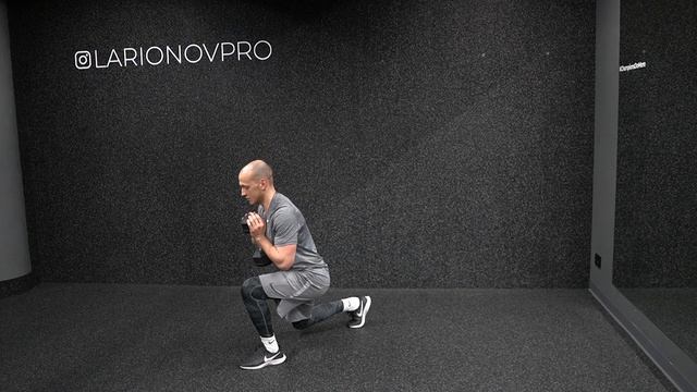 Выпад с гантелей перед собой смотреть онлайн