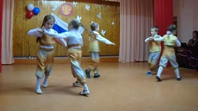 4.11.2017. Танец "Дружба" в исполнении младшей танцевальной группы ДК с.Раздольного. смотреть онлайн