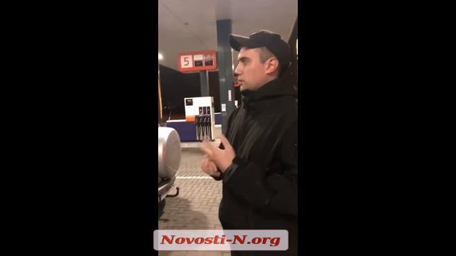 На заправке Николаева водитель въехал в столбик у колонки смотреть онлайн