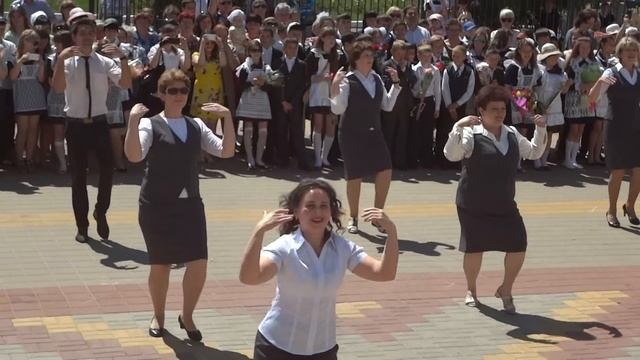 Самый крутой флешмоб от учителей Верхопенской школы. Подарок выпускникам! смотреть онлайн