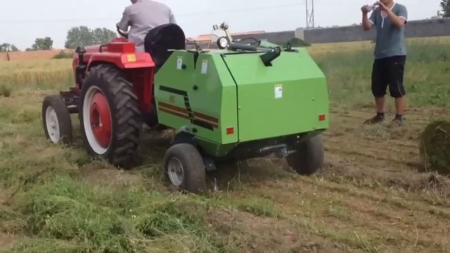 Рулонный пресс-подборщик сена. смотреть онлайн