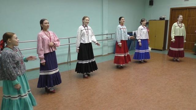 Открытый урок. Основы народного танца в ансамбле Прялица. Педагог Бурдун Ю.В. 2020. 2 часть. смотреть онлайн