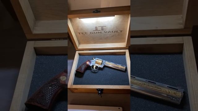 COLT PYTHON 6 inch ENGRAVED BY ALTAMONT & 24K GOLD PLATED WITH DIAMONDS BY TEE GUN VAULT CUSTOM SHO смотреть онлайн