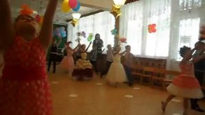 Вход на выпускной утренник под песню "Маленькая страна"