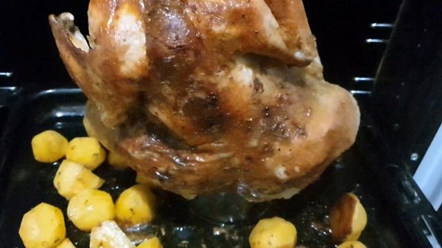 Курица гриль с запечённым картофелем.