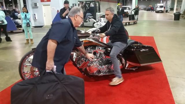 Cory Ness fires up his custom bike смотреть онлайн