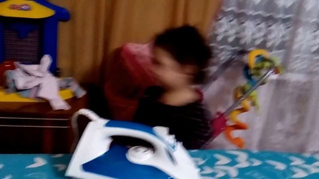 Как правильно гладить одежду? Маша показывает маме мастер класс))) смотреть онлайн