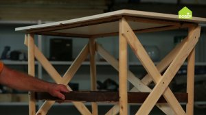 Укрепляем ножки столика рейками