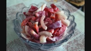 Салат с кальмаром и помидором