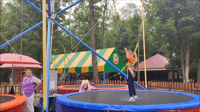 Лето. Каникулы. Пришли в парк за новыми впечатлениями. смотреть онлайн