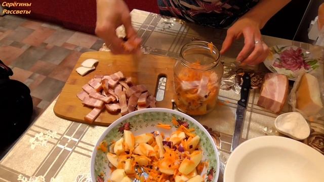 ЖИВЁМ ВДЕРЕВНЕ! Простая еда! Картошка, приготовленая в банке, рябчики, холодец! смотреть онлайн