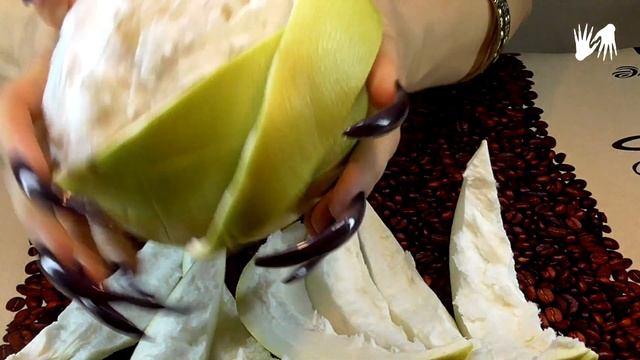 How to peel a pomelo with long nails. Tapping, scratching, eating смотреть онлайн