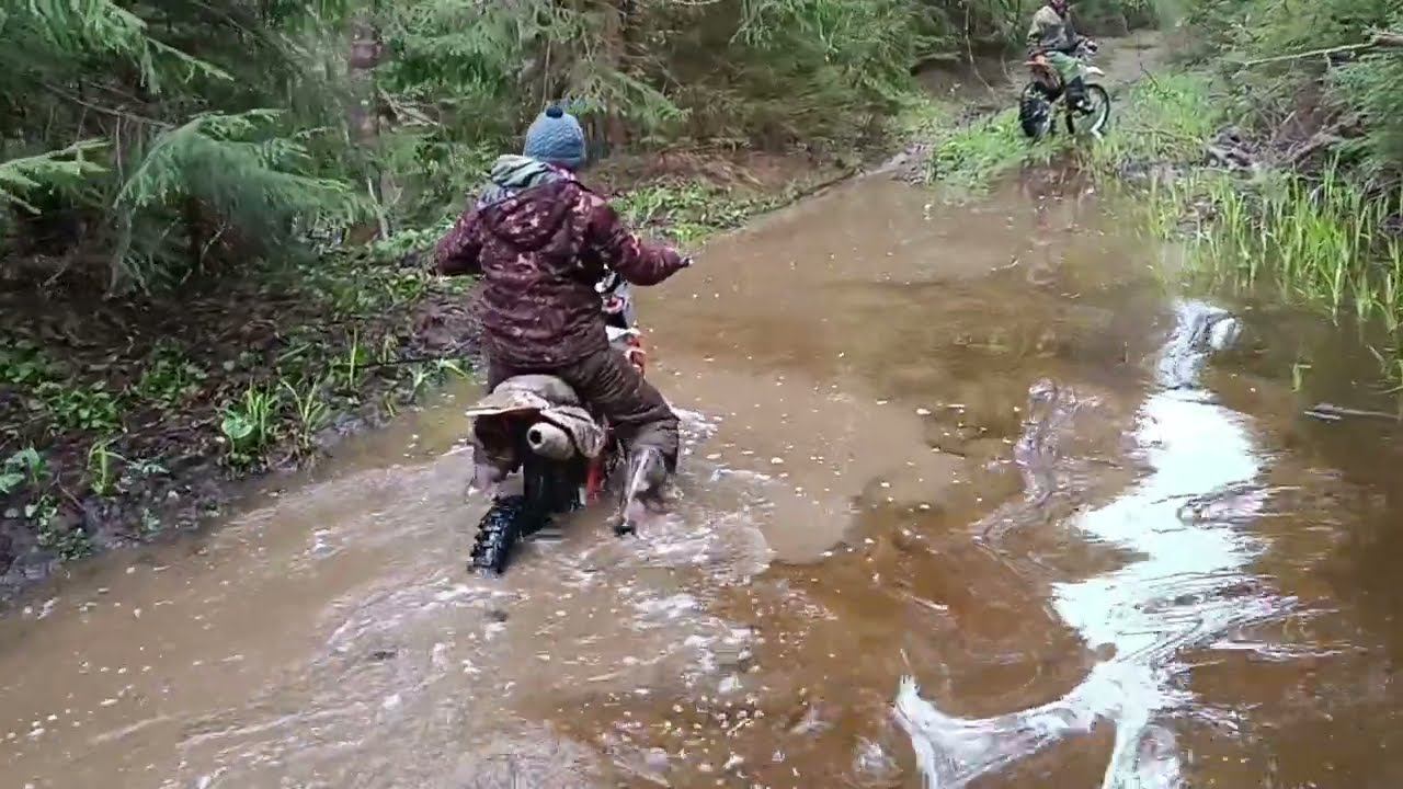 Проходимость мотоцикла , против квадра ! Это невозможно !!! смотреть онлайн