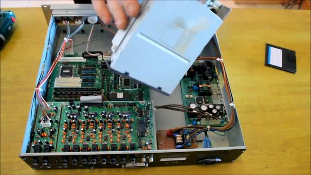 Rebirth Of The Akai S3000xl (SCSI2SD) Pt 1 смотреть онлайн