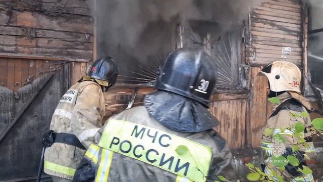 Пожар в деревянном доме на проспекте 60 лет Октября в Хабаровске полностью ликвидирован смотреть онлайн