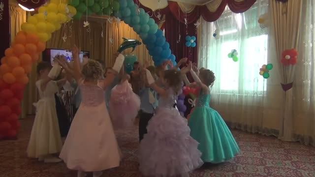 Вальс на выпускном в детском саду. Танец вальс в подготовительной группе смотреть онлайн