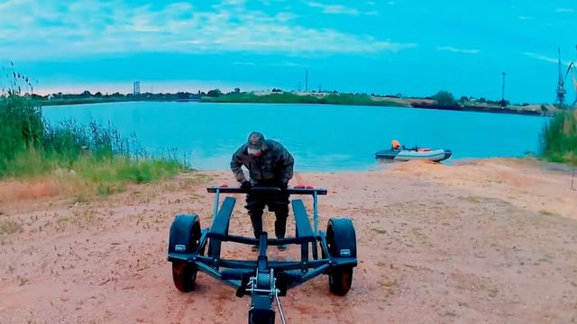 Лодочный прицеп КРД-106 для лодок ПВХ. Разгрузка и погрузка лодки в необорудованном месте. смотреть онлайн