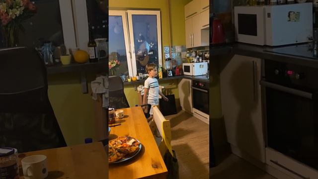 Це Катар, біло-червоний прапор, схоже на щити, найгарячіша країна у світі 48 градусів, найгар кубок смотреть онлайн