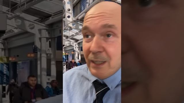 ПАЖИЛОЙ ПОГРАНИЧНИК ПРОВЕРЯЕТ ЕВРЕЯ В АЭРОПОРТУ #shorts смотреть онлайн