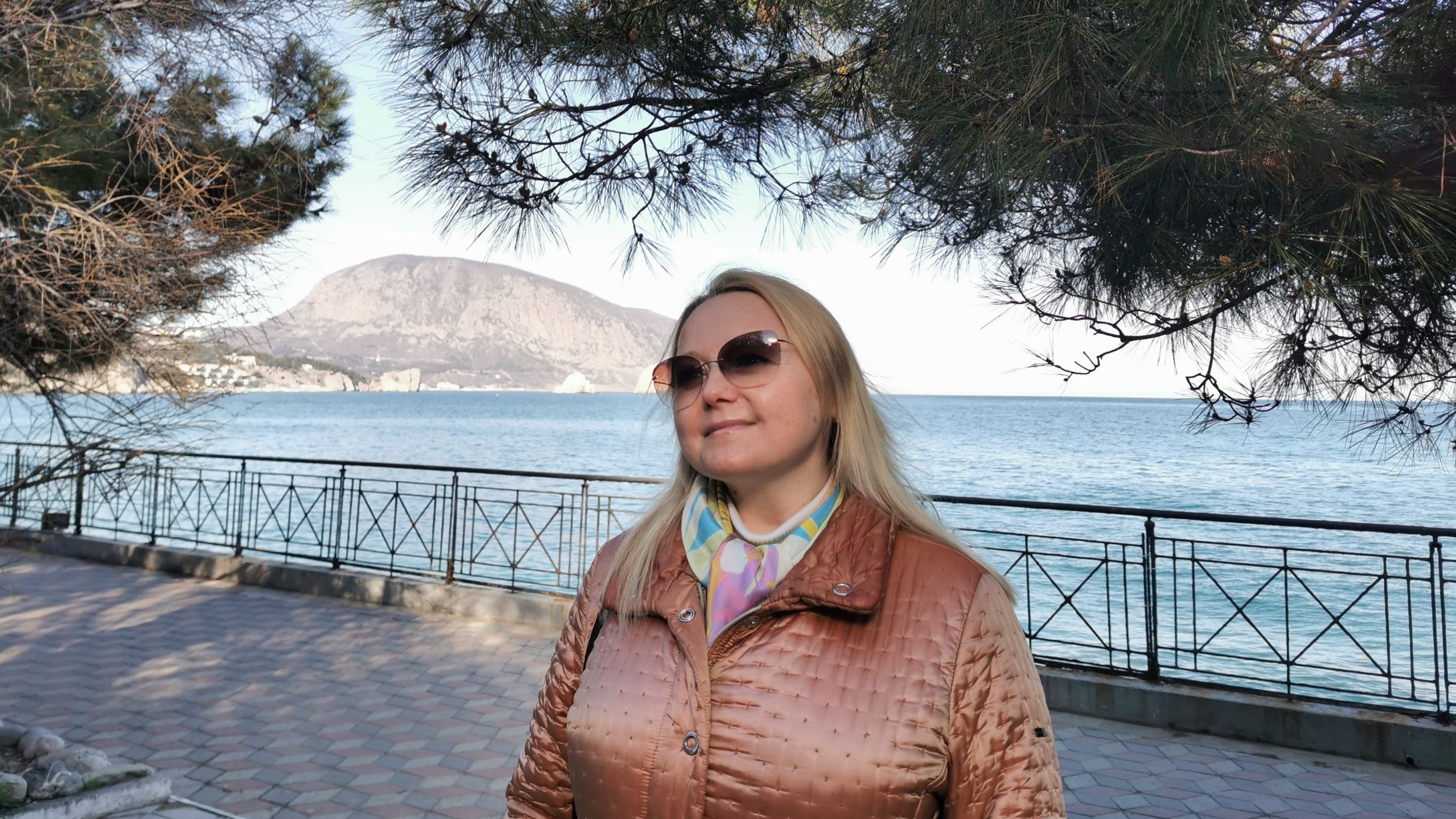 Шум волн и шелест гальки на пустынных пляжах. Весна в Крыму смотреть онлайн