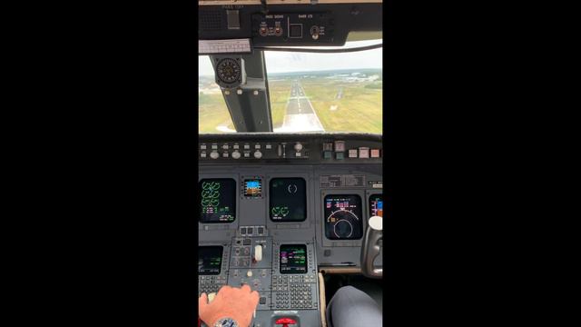 Private Jet Landing into London Farnborough Airport | Challenger 850 смотреть онлайн