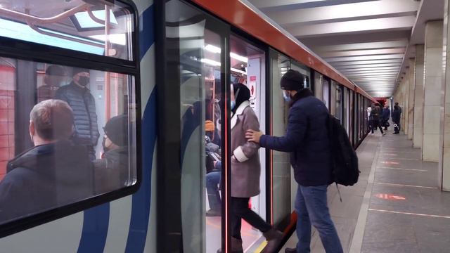 Электропоезд МОСКВА-2020 на станции Новые Черёмушки смотреть онлайн