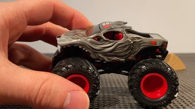Spin Master Monster Jam WOLF'S HEAD Series 26 смотреть онлайн