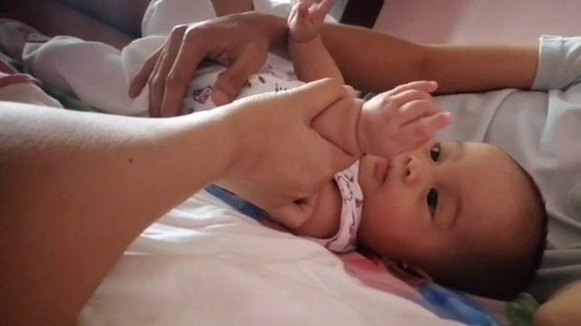 Baby Perl - Close Open at 5 months смотреть онлайн