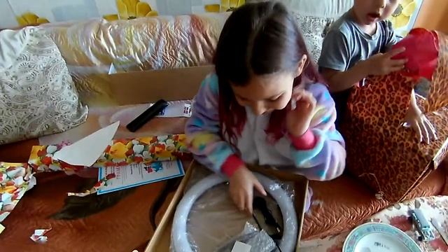 Каникулы, каникулы, учебный год окончен, открываем подарки смотреть онлайн